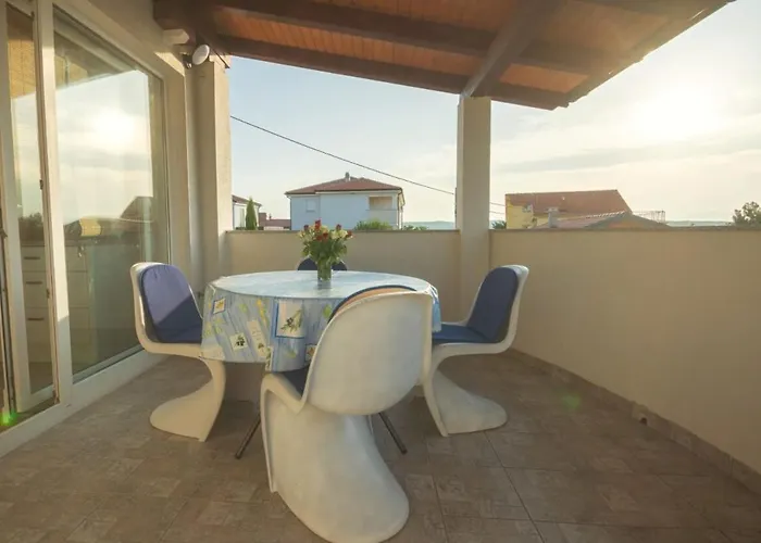 Apartman Kamenar 2 *
