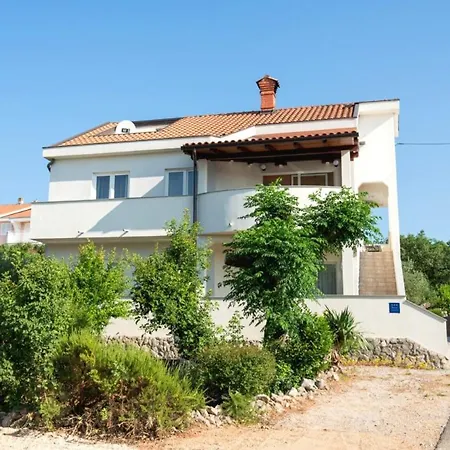 Apartman Kamenar 2 *