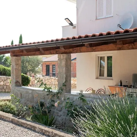 Apartman Kamenar 2 *