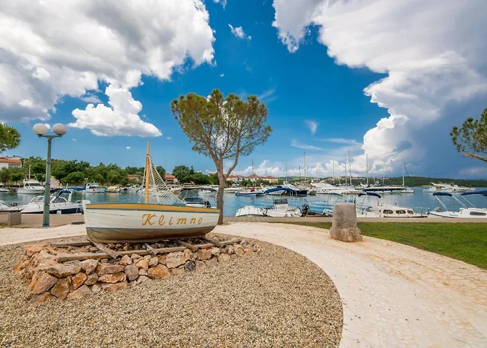 Apartman Kamenar 2 *