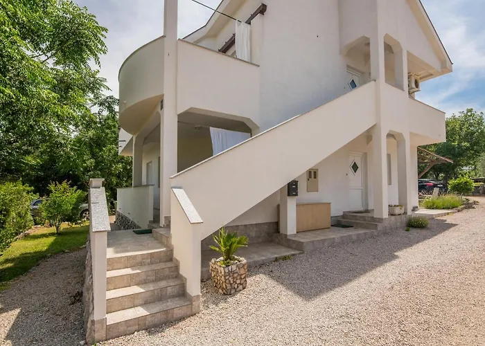 Apartman Kamenar 2 *