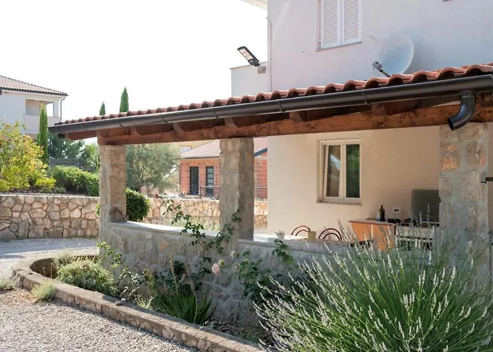 Apartman Kamenar 2 *